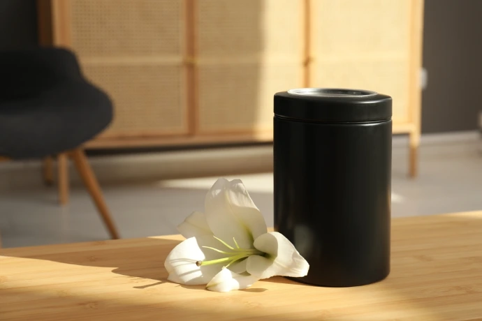 Eine Urne zu Hause am Tisch