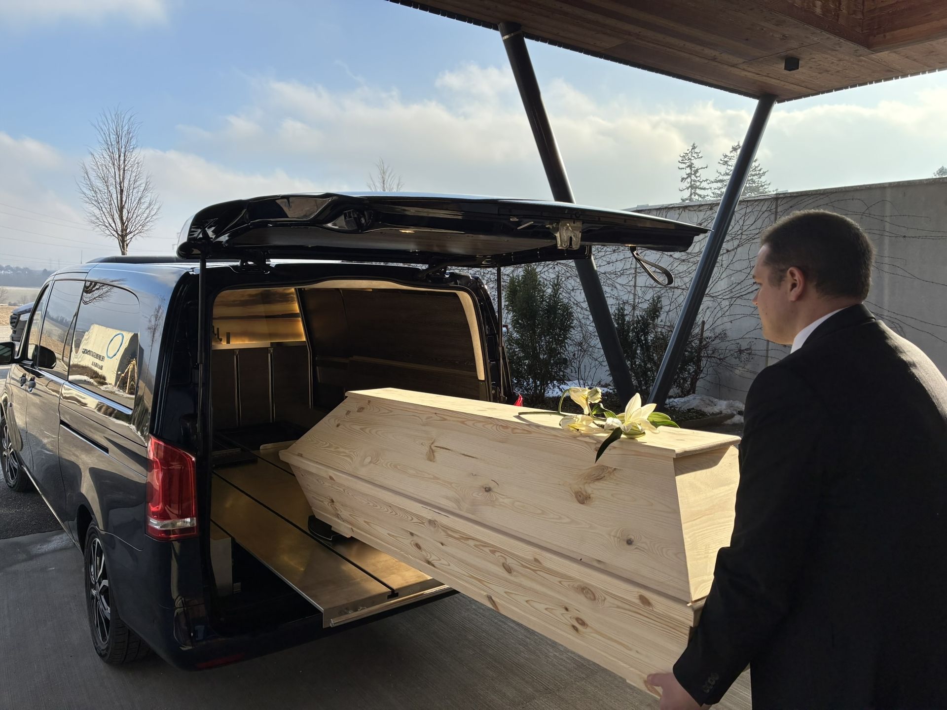 Abholung eines Verstorbenen mit einem Leichenwagen